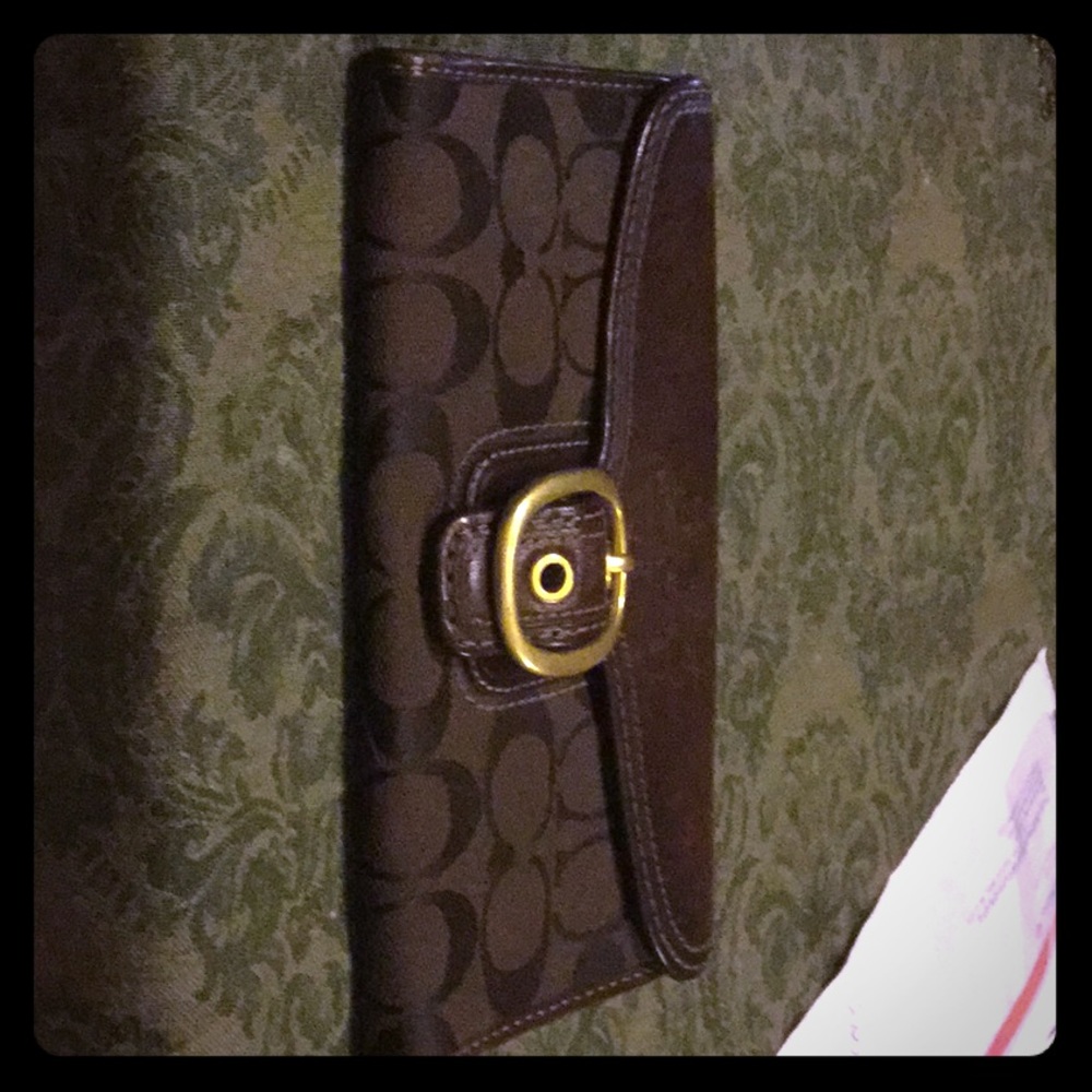Coach wallet in brown. Theres a handbag.